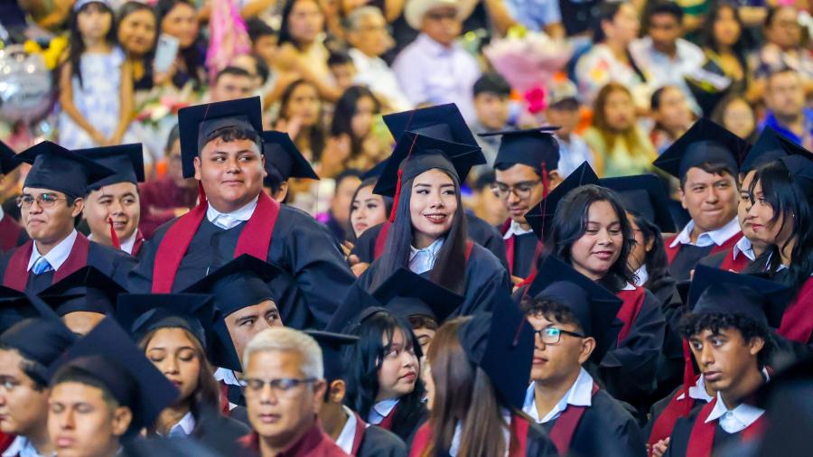 Participó Carlos Peña Ortiz en XLI Graduación de 700 alumnos del CETIS No. 131