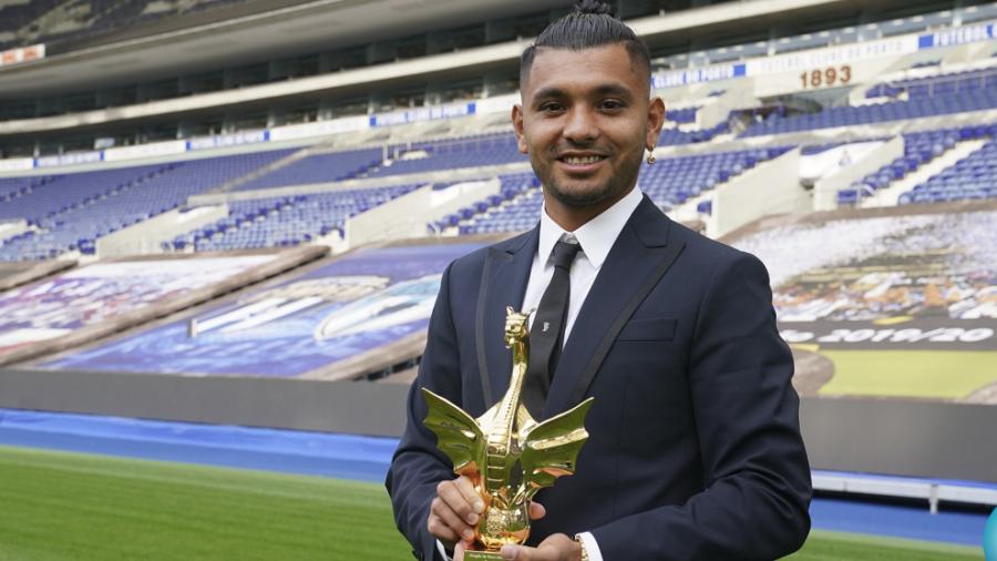 ‘Tecatito’ recibe premio del mejor futbolista del Porto