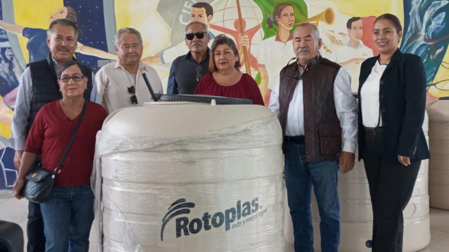 Reciben 25 familias tinacos subsidiados para almacenamiento de agua