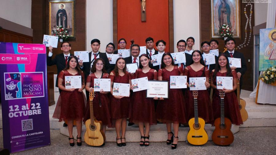 Interpreta canciones de amor la Rondalla Juvenil Mixta IRCA