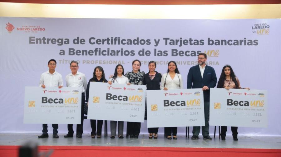 Entrega Alcaldesa becas universitarias