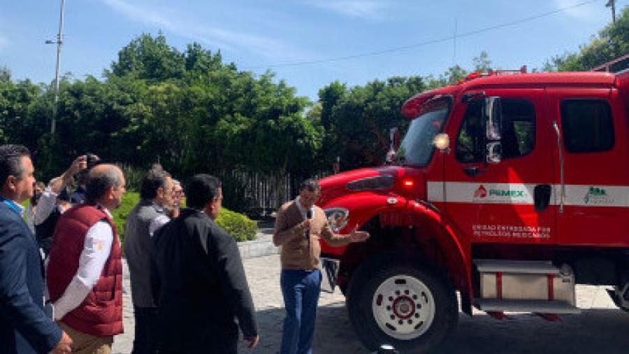 PEMEX entrega 5 camiones de bomberos todo terreno 