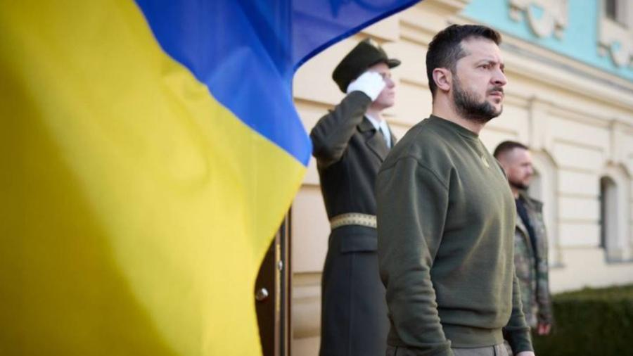 Promete Zelenski luchar por victoria de Ucrania tras un año de guerra con Rusia