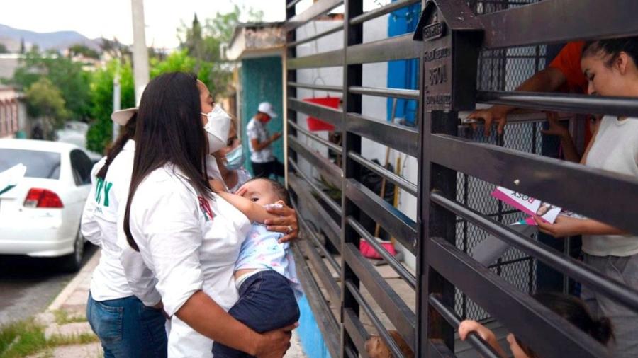 Candidata en Chihuahua pide votar por ella mientras amamanta a su bebé