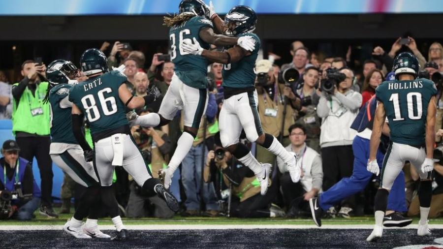 Eagles debutan con triunfo en el KickOff de la NFL