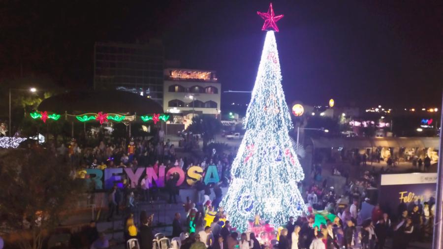 Disfrutan reynosenses pista Reynosa Sobre Hielo y Árbol Navideño