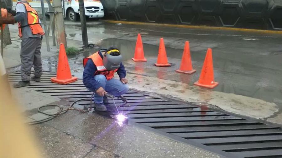 Realizan mantenimiento de rejillas pluviales
