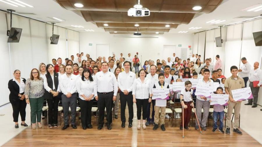 Entrega DIF Tamaulipas más de mil 800 becas en beneficio de la población vulnerable de los 43 municipios del estado
