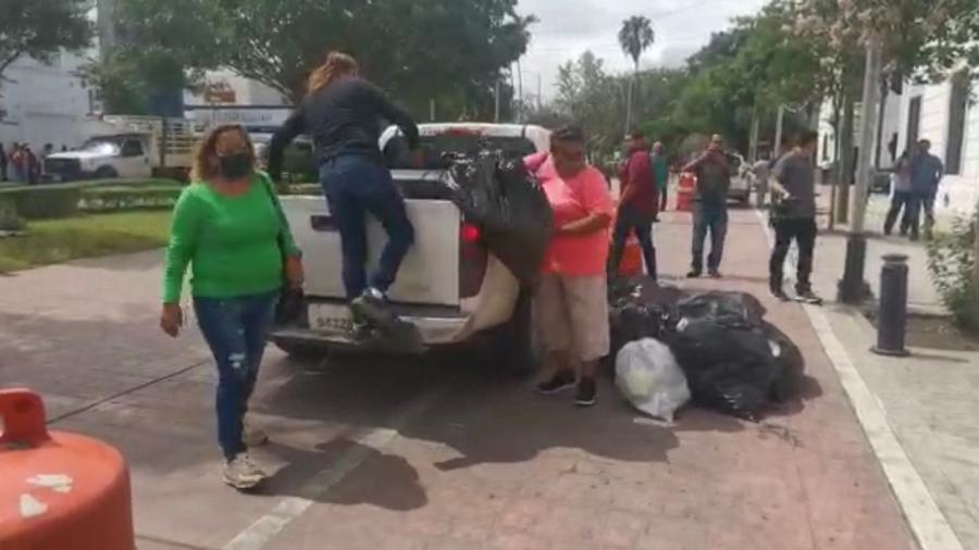 Ante deficiencia en la recolección, colonos tiran basura frente a Presidencia municipal 
