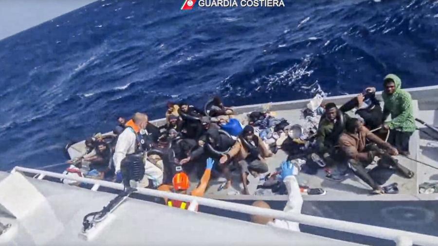 Italia rescata a 22 náufragos y recupera 9 cadáveres 
