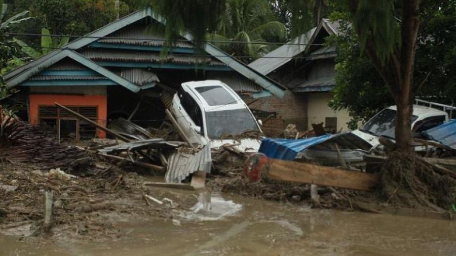 Inundación repentina deja 10 muertos en Indonesia 