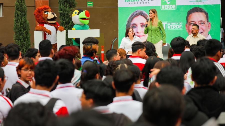 Dialogaron más de Mil universitarios con Maki Esther Ortiz Domínguez