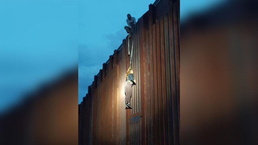 Polleros dejan colgada  a una mujer en el muro fronterizo