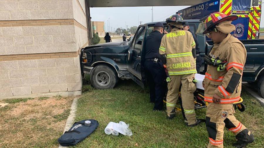 Conductor pierde control de volante y se estrella contra edificio de DPS