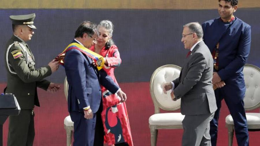 Gustavo Petro jura como presidente de Colombia