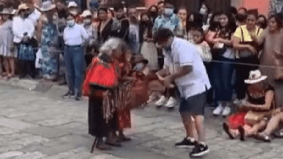 Arma colecta para dos abuelitas en desfile de La Guelaguetza