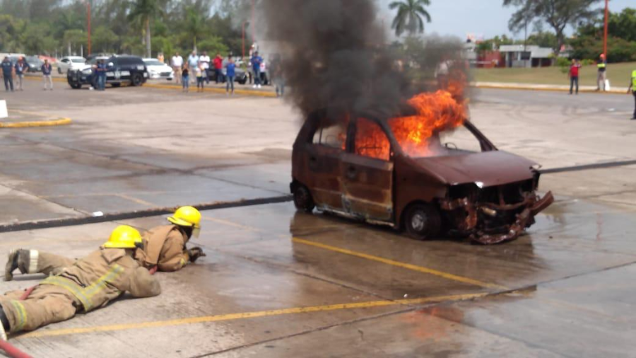 Realizan simulacro de incendio de vehículo