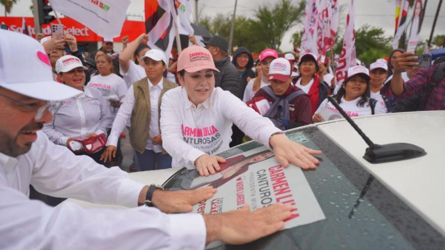 De corazón se suma a mega pegoteo miles de neolaredenses a campaña de Carmen Lilia Canturosas