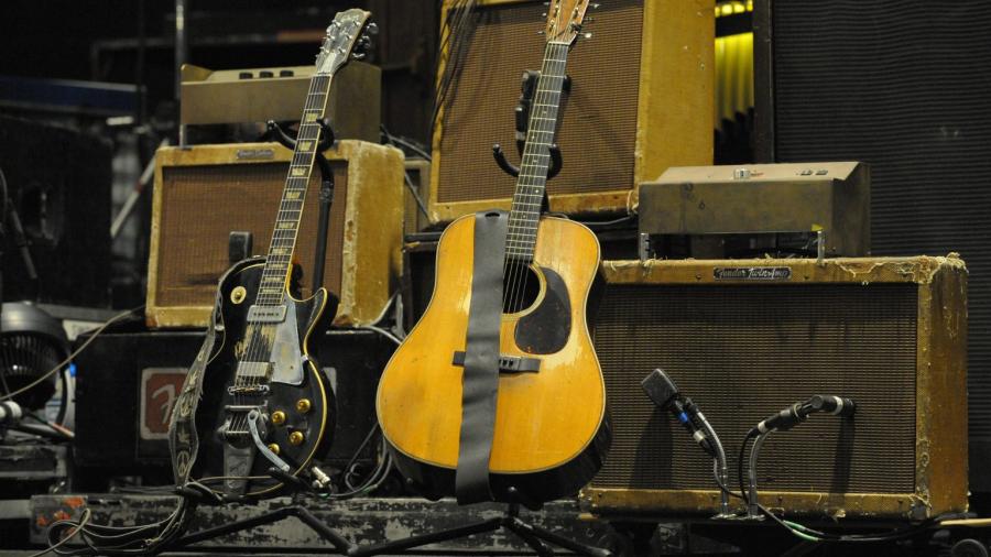 Hombre estafa a mujer mayor para comprarse 11 guitarras 