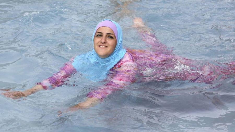 Francia elimina el uso de burkini en piscinas públicas