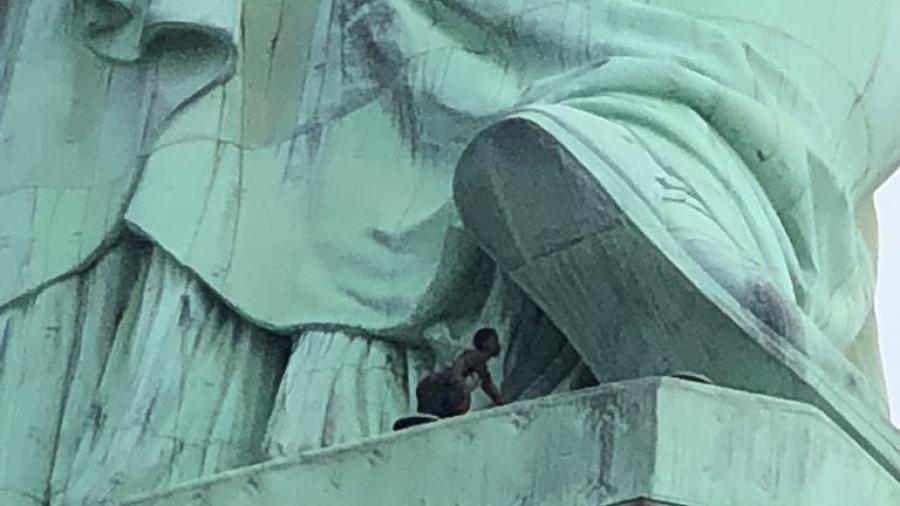Detienen a la protestante que escaló la Estatua de la Libertad