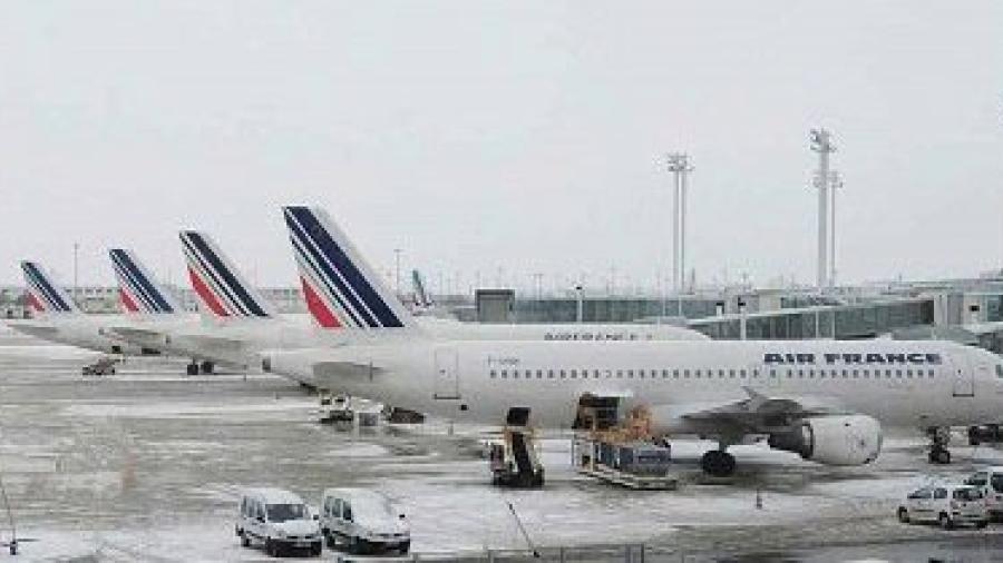 Cancelan 200 vuelos por nevada en aeropuerto parisino 