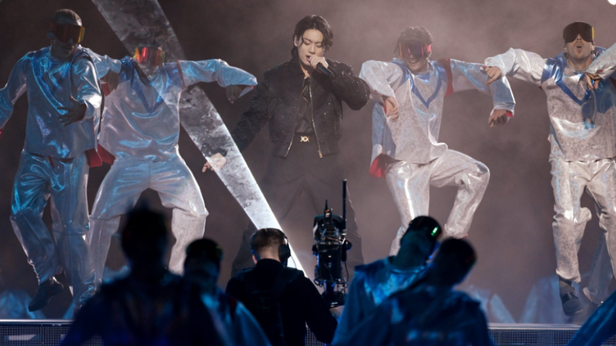 Jungkook de BTS pone a bailar a todos en la inauguración de Qatar 2022 con la canción “Dreamers” 