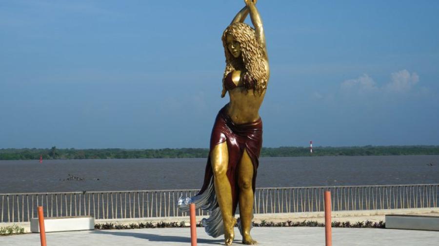 Develan estatua gigante de Shakira en Barranquilla 