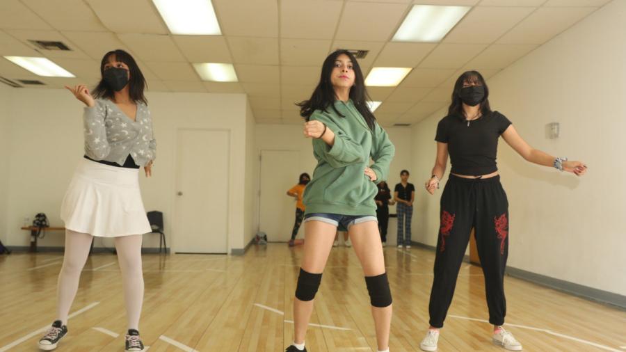Aprenden a bailar K-pop y danza folclórica en maquila creativa 