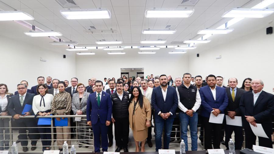 El rector Dámaso Anaya sostiene encuentro con universitarios de la FADYCS-UAT