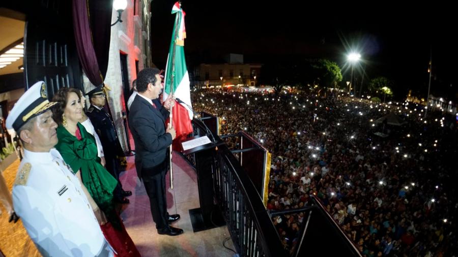 Alcalde Mario López da el Grito de Independencia