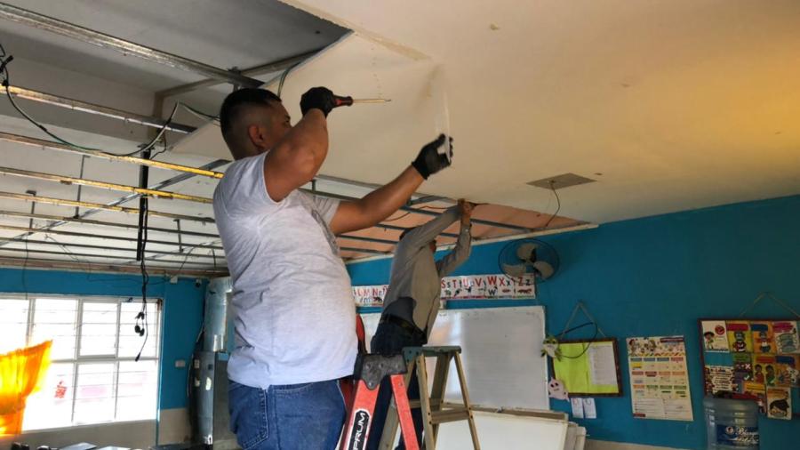 Retiran padres de familia techos de aulas en primaria Niños Héroes 