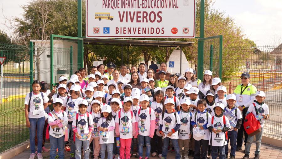 Aprenden niños de primaria sobre reglas de tránsito en recorrido por parque vial
