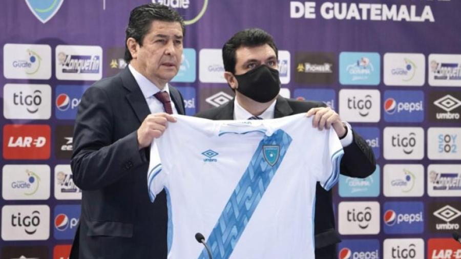 Luis Fernando Tena es presentado como nuevo DT de Guatemala