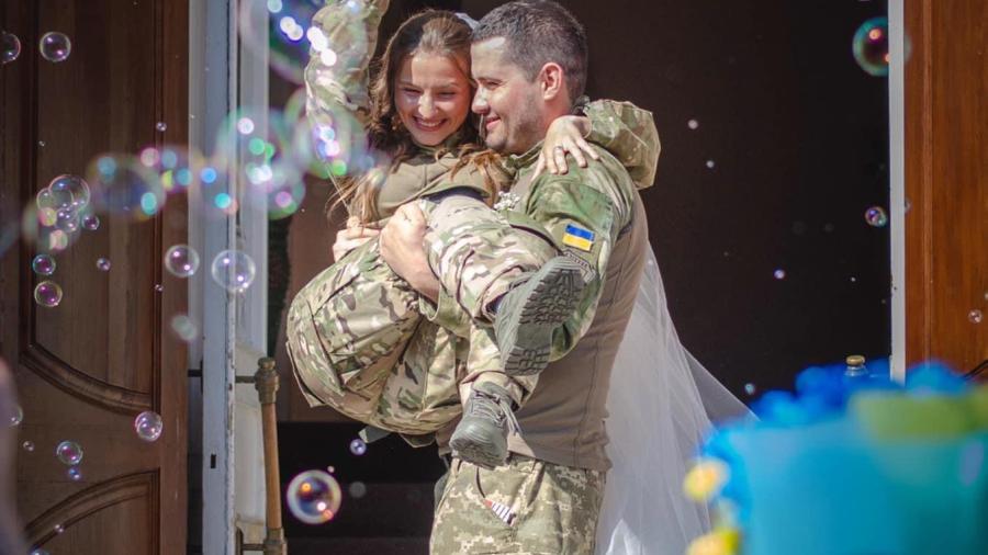 Pareja ucraniana hace boda express y se casa con uniforme militar 