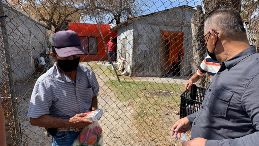 Entrega Municipio fruta en la colonia Generación 2000