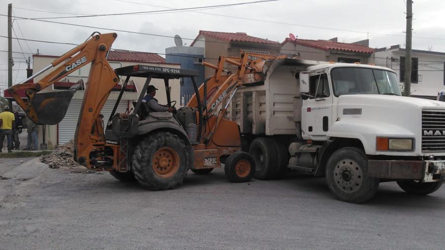 Tapan baches y retiran escombro cuadrillas municipales