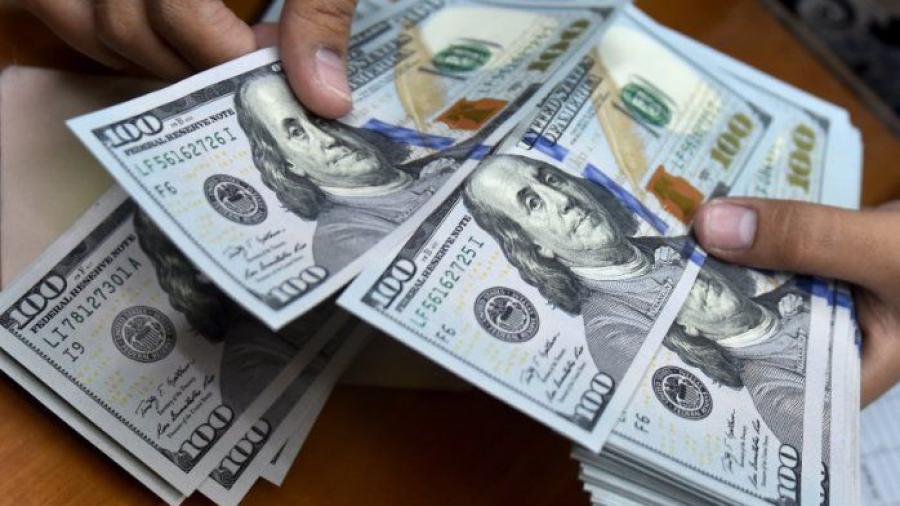 Dólar cotiza a la venta en 19.10 pesos en el AICM