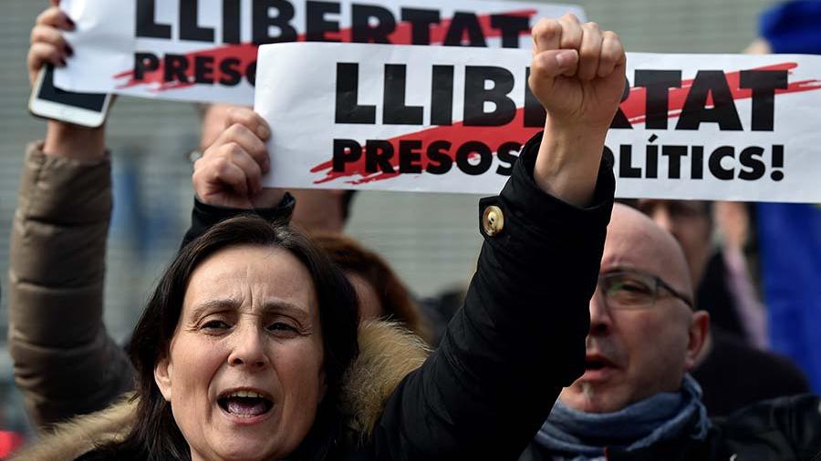 Protestan ante detención de Puigdemont