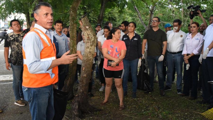 Encabeza Chucho Nader jornada de limpieza en Laguna del Carpintero
