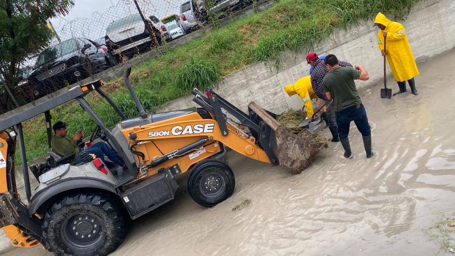 Desazolvó COMAPA drenes y pluviales en distintos puntos de la ciudad
