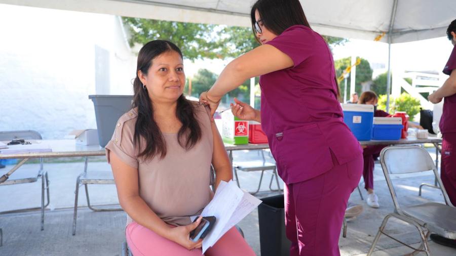 Vacunan y apoyan a la ciudadan&iacute;a con donaci&oacute;n de ropa y alimentos no perecederos 