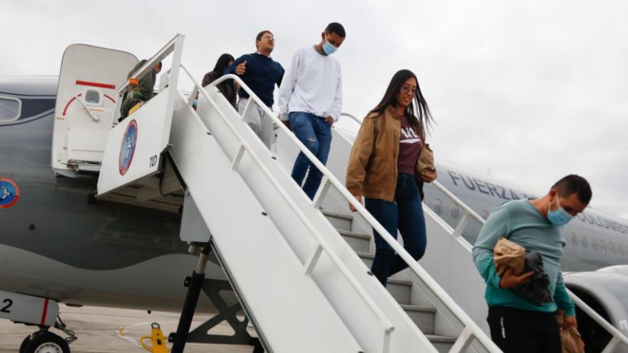 Aterriza en Bogotá el primer avión militar colombiano con deportados desde EU 