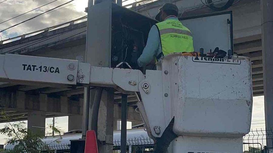 Rehabilitaron cuadrillas municipales red de alumbrado del puente Broncos
