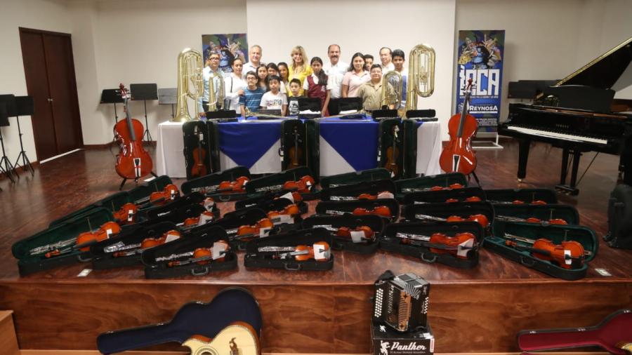 Entrega Maki Ortiz instrumentos musicales al IRCA