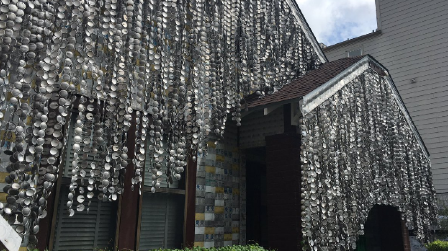 Conoce la casa está construida con latas de cervezas 