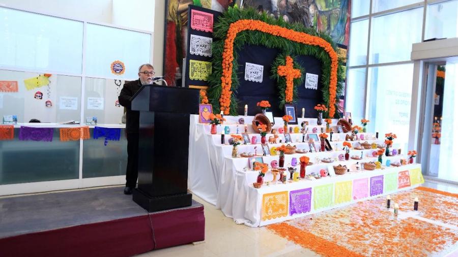La Secretaría de Administración presenta altar de muertos en Torre Bicentenario