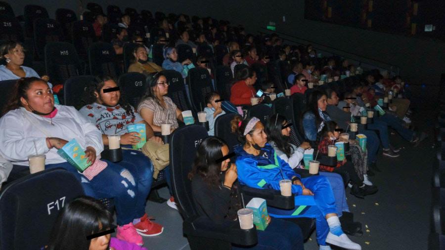 Disfrutan niños del DIF función a cargo de fundación Cinepolis