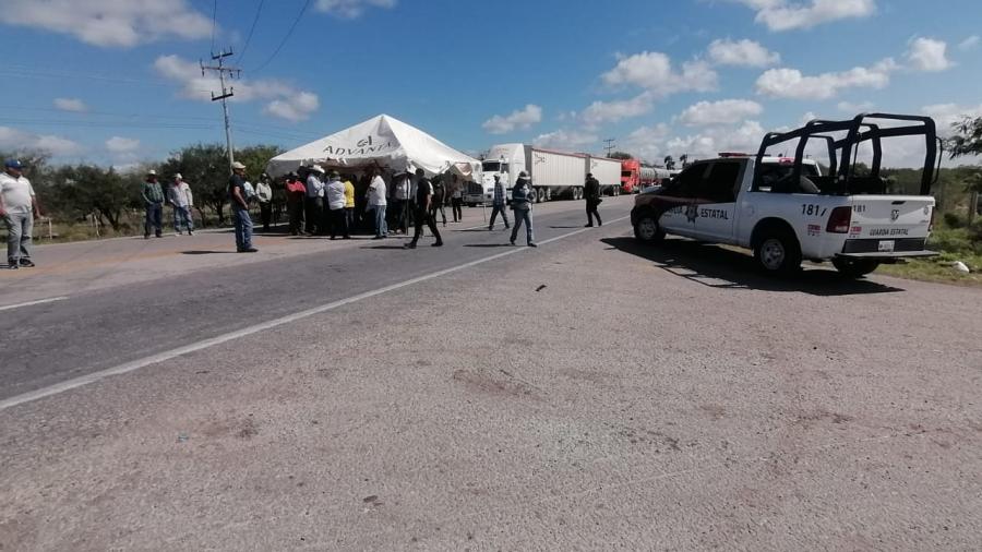 Agricultores bloquean Carretera Federal 101 Victoria-Matamoros a transporte de carga