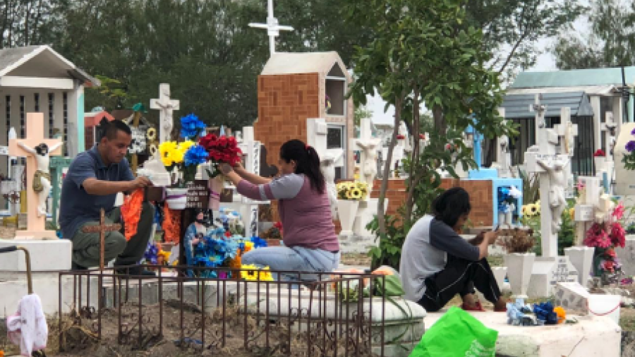 Reviven familias panteones en Día de Muertos